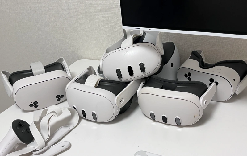 机の上に無造作に置かれた「Quest3」3台と「3S」2台